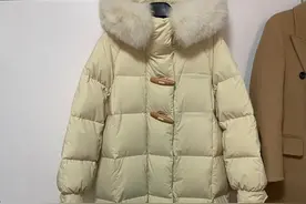 我有好几件羽绒服，都穿了三四年了，但我从来不洗，还跟新的一样图片