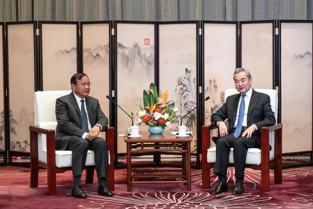 大打出手的泰柬两国，在中国握手言和，王毅对柬埔寨提出一大希望