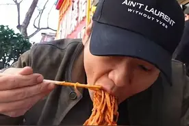 羡慕了！千万粉丝网红乌啦啦已交够五险可养老，称拍视频只是副业图片