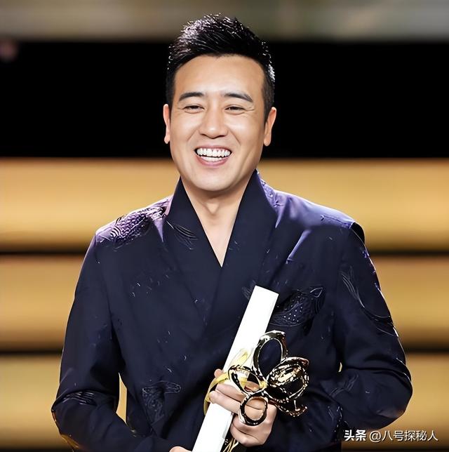 3岁丧父，吃姐姐奶水长大，成名后为8个哥姐买房，如今成全家骄傲