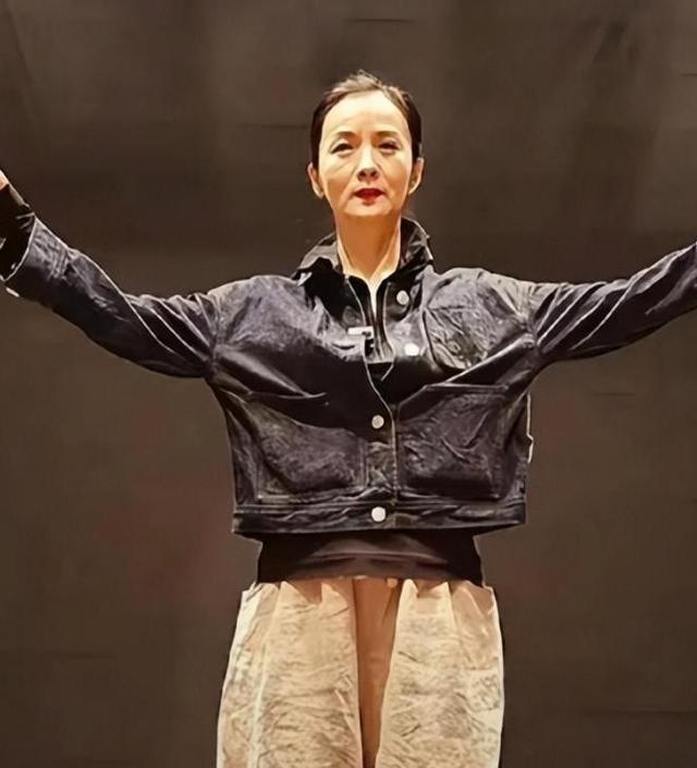 吃里扒外！定居美国13年，回国捞金惨遭“驱逐”，52岁活成了笑话