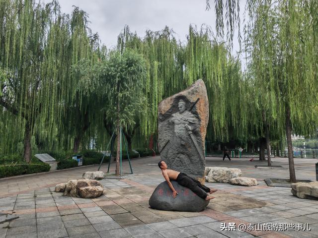 泰安：南湖公园人潮如织，十二莲桥美轮美奂，老夫妇的话让人深思