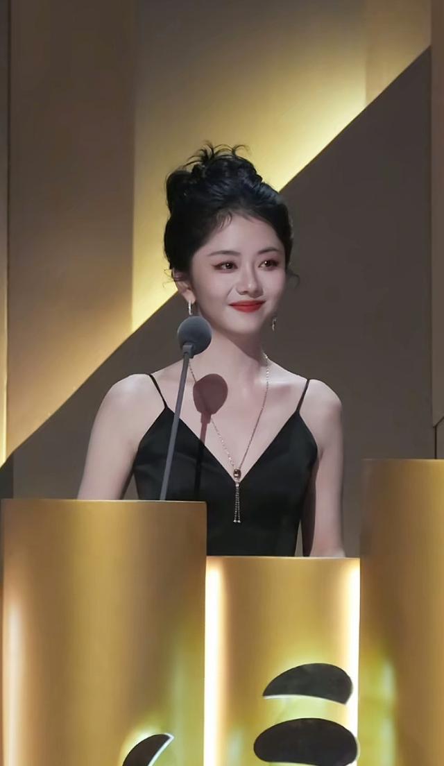 谭松韵身形薄如纸片，她脸上苹果肌满满，娃娃脸就是“青春永驻”