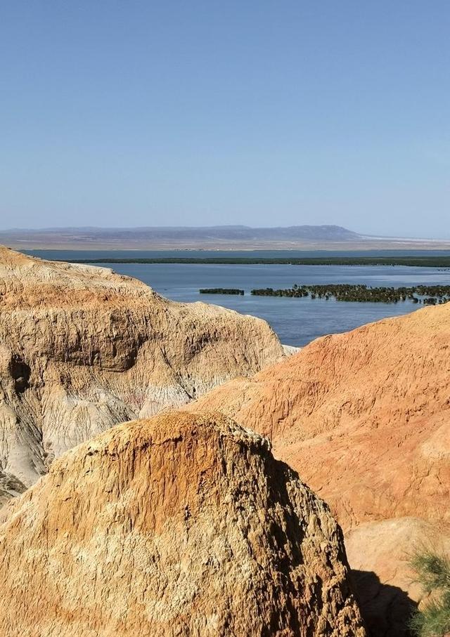 游新疆乌伦古湖海上魔鬼城