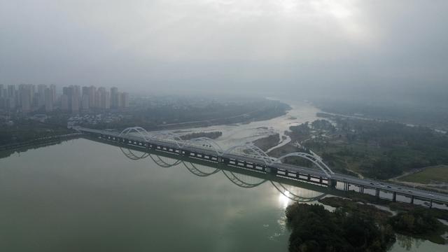 10月30日,大雾笼罩下的汉江两岸