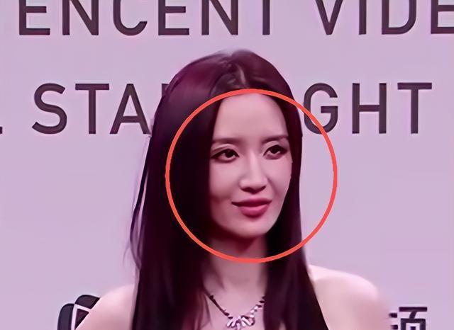 海南红毯好俗，毛晓彤挤出副乳，张萌深V不怕走光，宋茜胸骨凸出