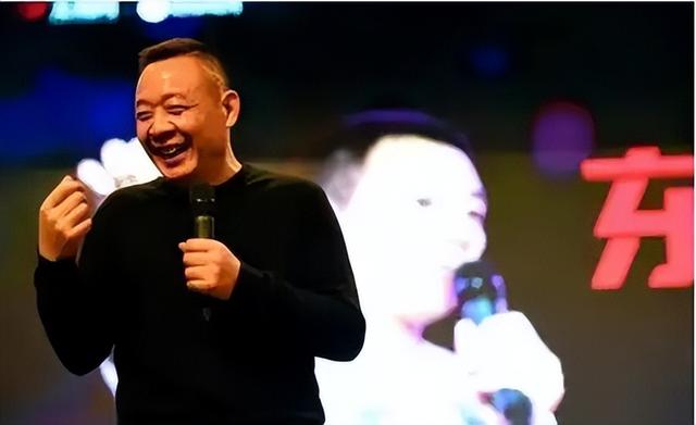 人民日报下场“点名”，于东来成镜子，雷军的直觉再一次被验证