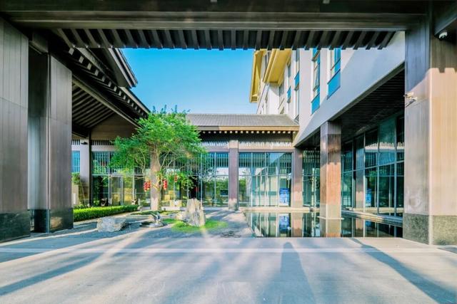 5分钟到达新兴南站！凭高铁票住房享9折优惠、泡汤泉低至¥48元/人！来禅域小镇玩转两天一夜！