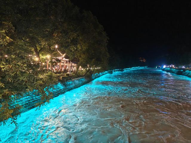 都江堰蓝眼泪景观带