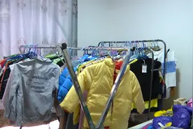 一到十几岁的都有！听女儿的话，他向儿童福利院捐出300多件冬装图片