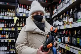 “嗜酒如命”的俄罗斯人，在我国为何不胜酒力？行家：这2个原因图片