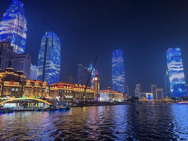解锁三条灯光秀Citywalk路线，避开“人从众”！