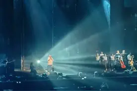 王炸！刚刚，武汉现场，万人流泪合唱！图片