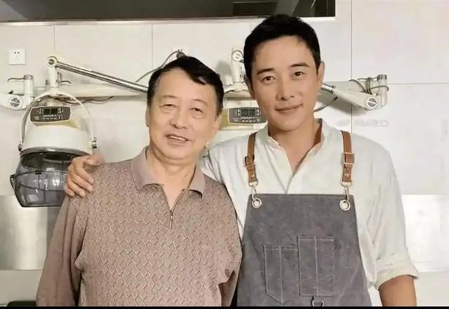 罗晋捧遗像神情悲痛	，唐嫣紧跟身旁护全程，婚变传闻不攻自破