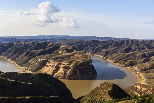 鸡鸣晋陕蒙三省的一座石头古堡，长城与黄河在此同框