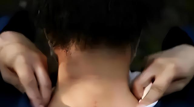 16年，母亲虎口救女被咬身亡，女儿至今未得到父亲原谅：谁的责任