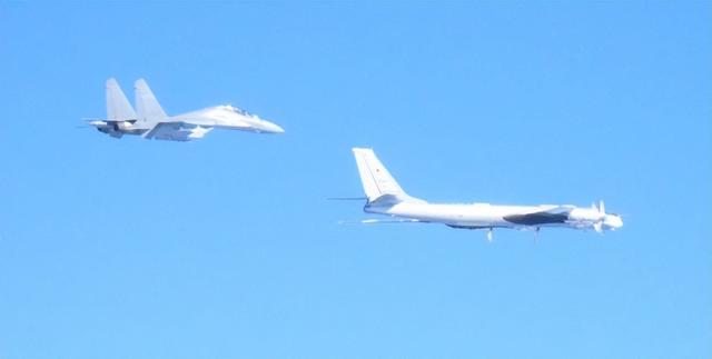 中俄联手绕岛巡航：这波“围岛”操作，把日本彻底整紧张了