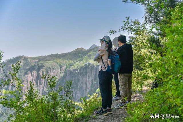 《太行山徒步记：从西走到南》免费的挂壁公路，悠悠然的崖边行走