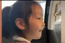 夫妻离婚女儿5年未见爸爸，妻子带她见爸满脸期待，见面对视破防图片
