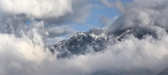 雪霁云海涌 泰山披银装