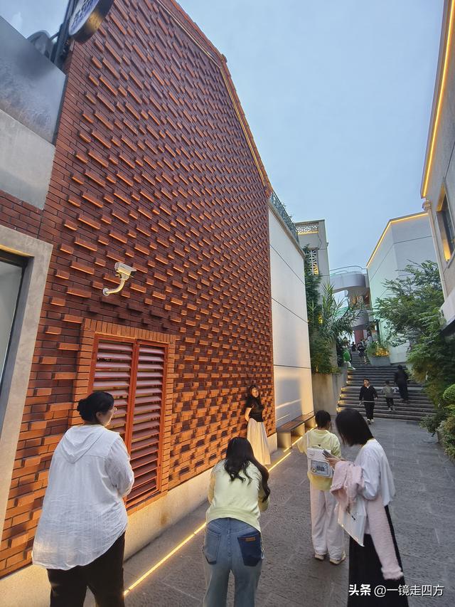 位于郑州商代城墙遗址旁的阜民里历史街区