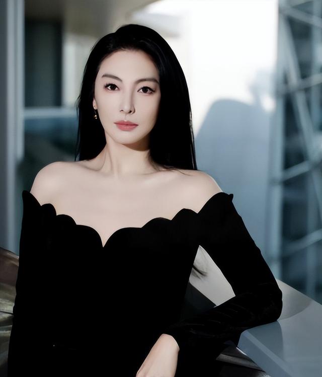 37岁倪妮晒照过圣诞，一细节暴露真实现状，难怪当初看不上冯绍峰