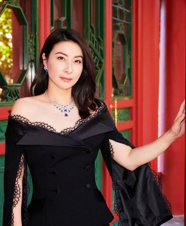 霍家没想到，被寄予厚望的儿媳郭晶晶，竟遭到一个这么大"教训"