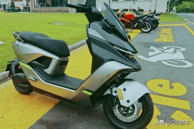 同样是九号的高端电动车，新亮相的M5车型对比E300，配置怎么样