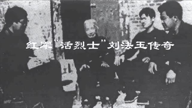 86年母子到烈士陵园祭拜，儿子突然惊喊：妈，这墓碑上有你名字