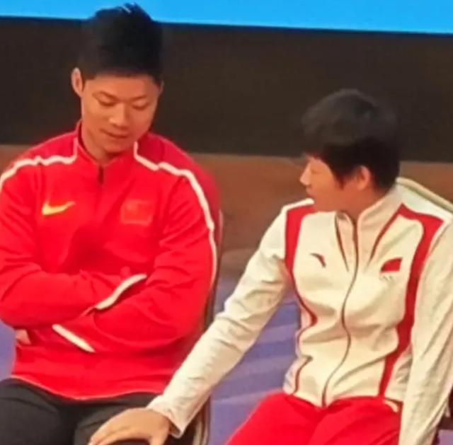 全红婵开学第一天遇到熟人？院长竟是"老相识"，害羞的用手捂着嘴