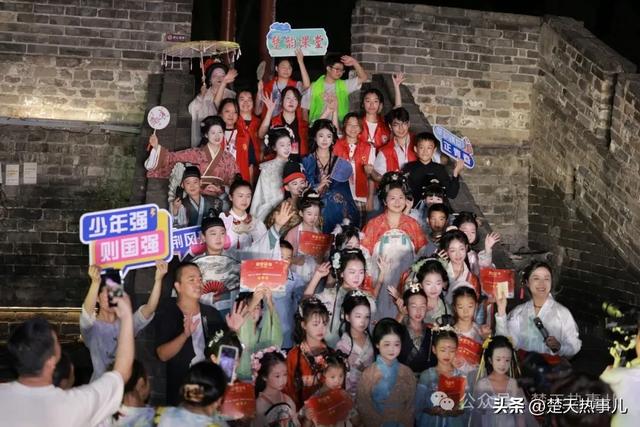一夜间，荆州又出了个网红打卡点，传说中的“柳门”等你来邂逅！