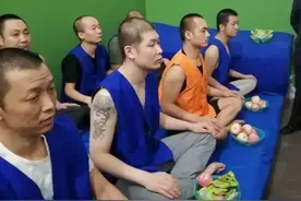 看守所的在押人员穿不同颜色马甲的区别？绿马甲真香图片