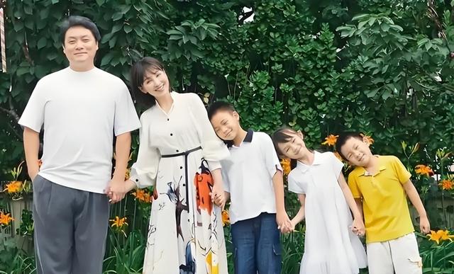 她19岁与导演私奔，在地下室裸婚连生3胎，今被丈夫用7部剧捧红