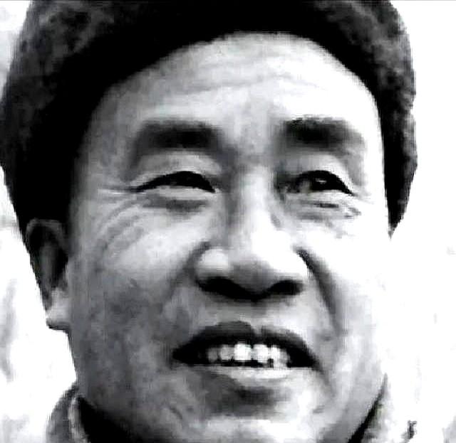 军中有个习惯，只要朱老总一现身，无论元帅、将军必起身站立迎接