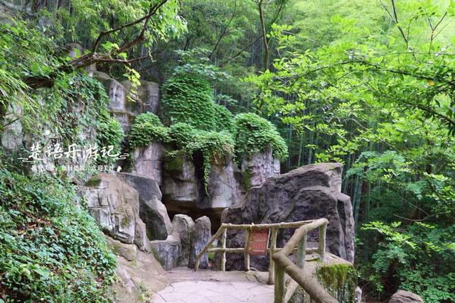 浙江宁波的4A级风景区，峡谷瀑布成为亮点，清静凉爽游玩很惬意