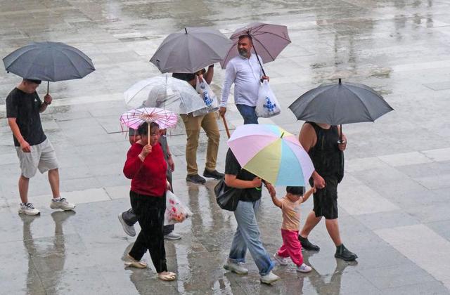 西安钟鼓楼广场雨中即景