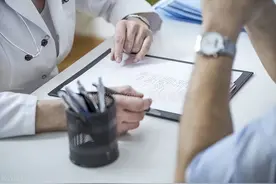 一张嘴就一股臭味？提醒：经常口臭，可能是胃里出了毛病图片