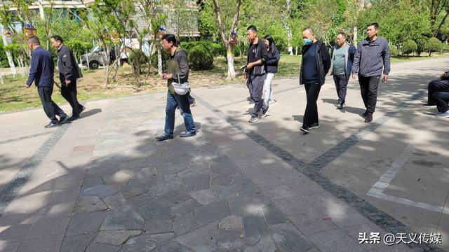 潍坊鸢都湖桥面维护不当，年久失修木板腐烂，存在安全隐患，