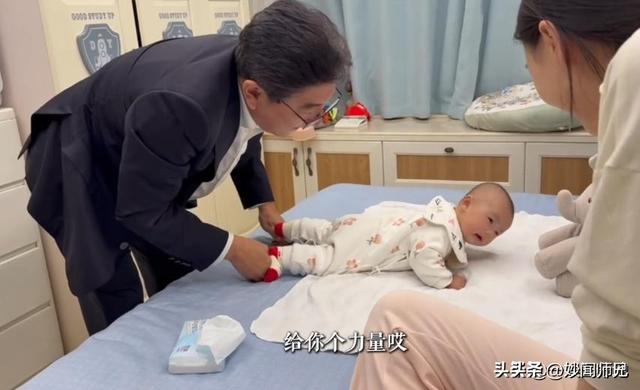 水均益泉州给女儿带娃，与前妻18年后再同框，主动搭话对方却不理