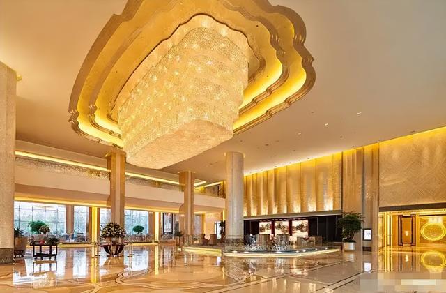 国庆酒店现怪象：小旅馆成“千元刺客”，大酒店反成“平价清流”