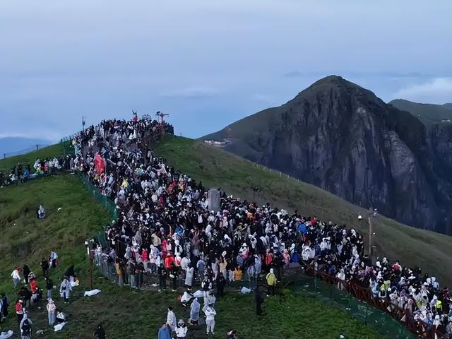 武功山、腾格里火了！徒步的诗与远方，要带“安全”走