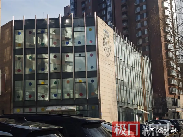 北京嫣然天使儿童医院欠租金2000多万或被关停	，李亚鹏的采访曝光后，公众涌入捐款入口，捐款金额已达881万