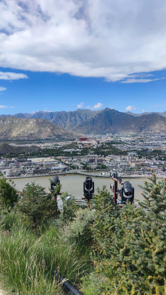 爬拉萨南山公园