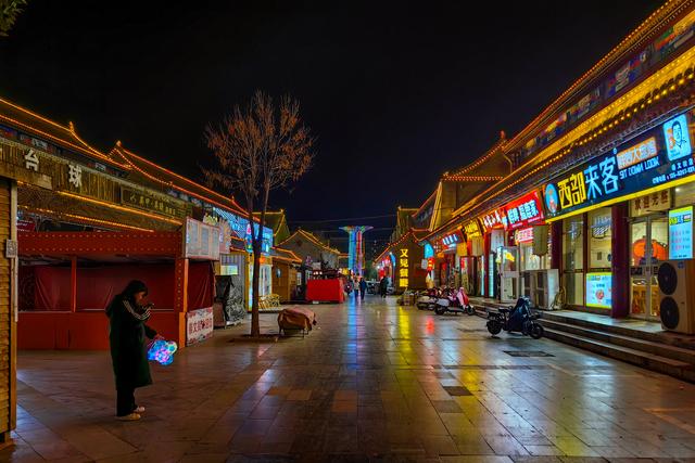 河北定州：古城夜色灯光璀璨 美轮美奂