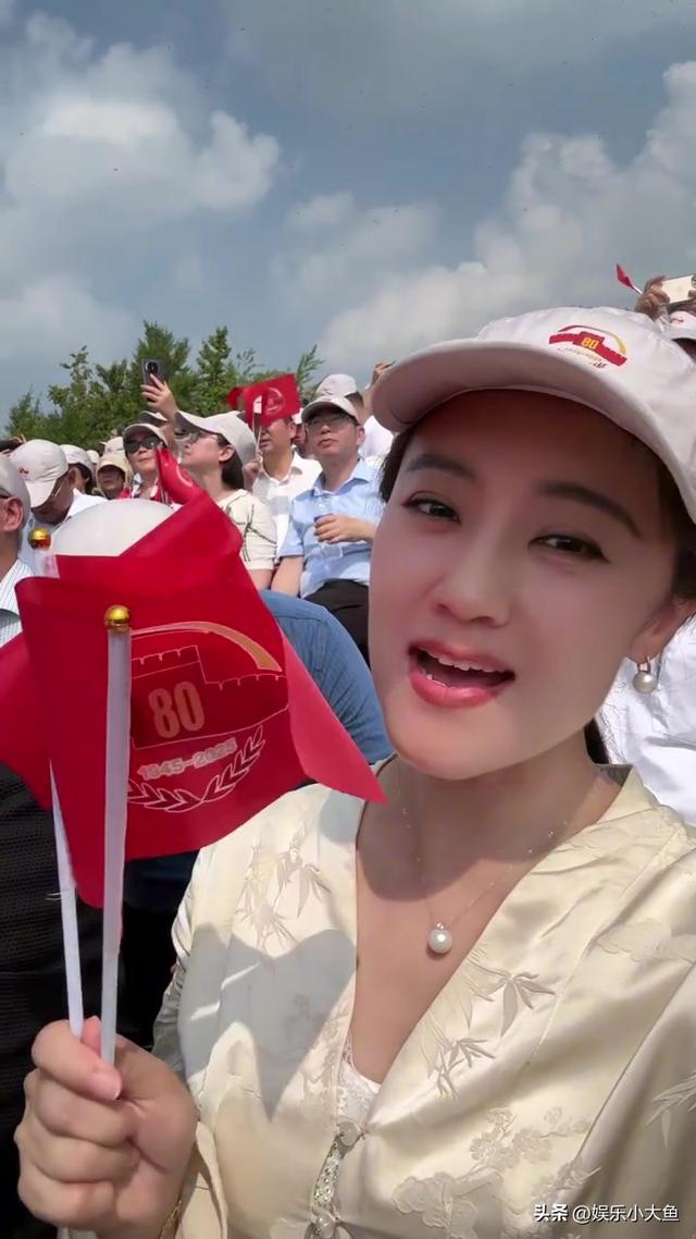 王小玮受邀现场观礼九三阅兵，穿中式套裙戴珍珠耳环美得耀眼