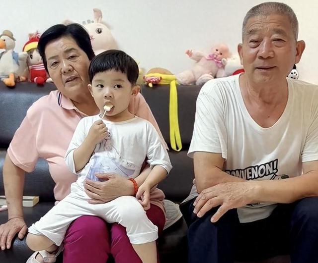 小天赐	，终为父母当年的“冲动”买了单，年仅6岁活得不像个小孩