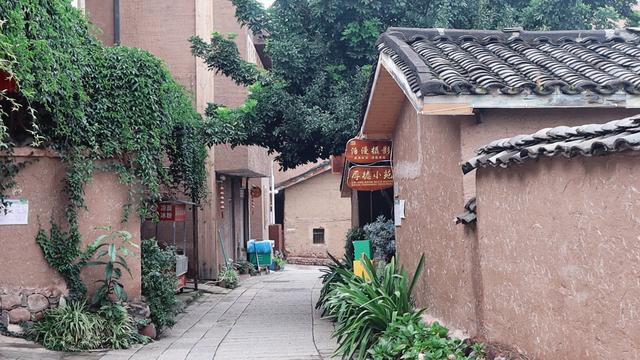 西昌明代古村，茶马古道上的驿站，大石板盖房子，家家都是大别墅