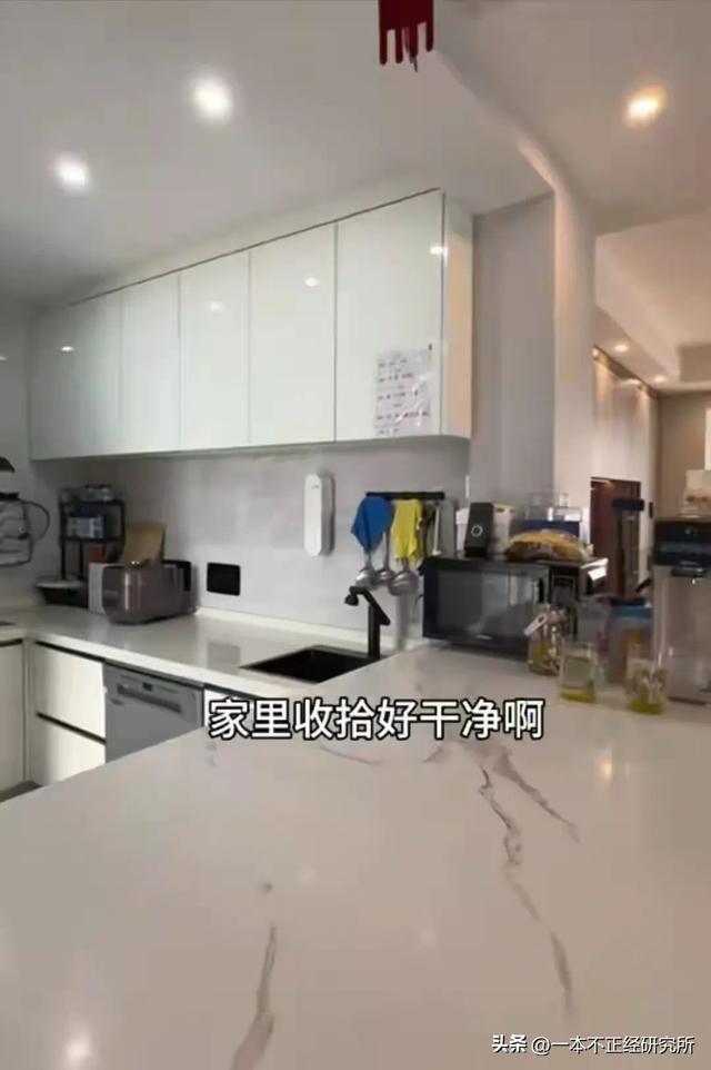 32岁男子把58岁妈妈锁家里,一起洗澡睡觉,就连出门都是形影不离