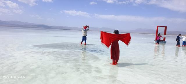 茶卡盐湖：人在“镜”中游