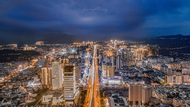 刚从福建龙岩回来，毫不客气的说，龙岩就是全国郊区城建天花板！
